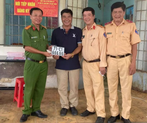 Đăng ký xe máy ở công an xã, người đàn ông bất ngờ bấm được biển ngũ quý 6