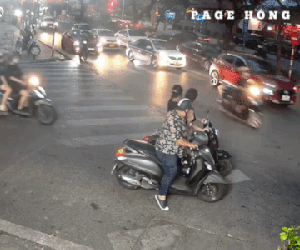 Clip: Bắt quả tang 'bàn tay hư' ngang nhiên sờ mó cô gái trẻ giữa phố đông