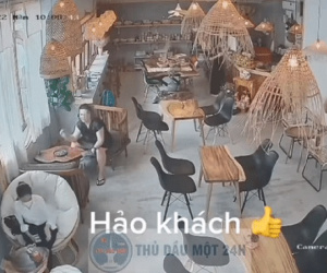 Đi uống cà phê, người phụ nữ 'gây rối' cho các vị khách khác trong quán bằng hành động khó chấp nhận này