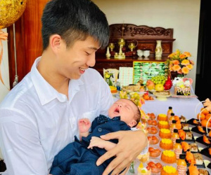 Biểu cảm cưng xỉu con trai hơn 1 tháng tuổi của Phan Văn Đức