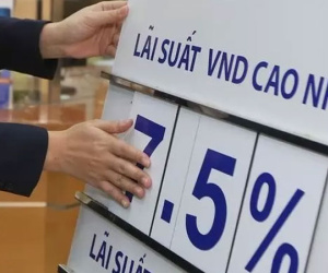 Lãi suất vượt đỉnh 7,5%, cuộc đua hút tiền trăm tỷ