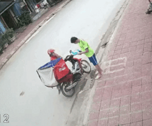 Clip: Shipper và khách hàng 'hết hồn' khi bị nam thanh niên tông thẳng vào giữa rồi nằm im bất động