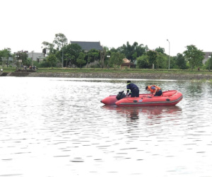 Bàng hoàng phát hiện thi thể mẹ và con trai 6 tuổi nổi trên sông