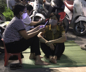 Xếp ghế, trải chiếu chờ nhận vé xem tuyển nữ Việt Nam đấu Thái Lan