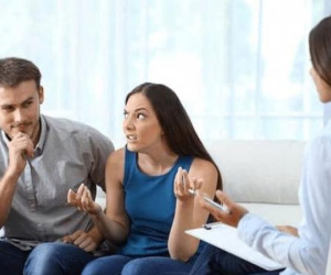 Cãi nhau với mẹ chồng mà chồng thản nhiên đứng một bên nghịch điện thoại, tôi phẫn nộ nhất mực đòi ly hôn