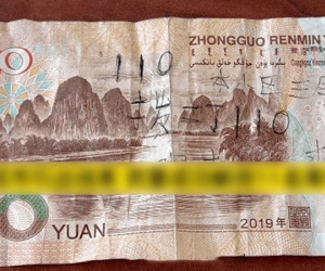 Bé gái 10 tuổi thành người hùng sau khi đọc được lời kêu cứu trên tờ tiền bị đánh rơi