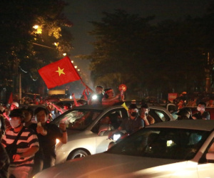 Hàng vạn người dân Thủ đô đội mưa ăn mừng tuyển nam Việt Nam vô địch SEA Game 31