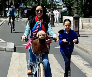 Hồng Nhung trở về Pháp cùng các con, nhìn khoảnh khắc cặp song sinh làm nũng với bạn trai Tây của mẹ mới tan chảy