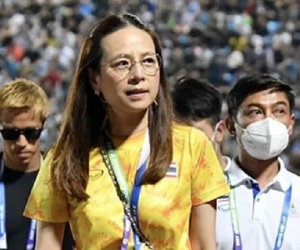 Madam Pang 'mê tín', không dám dẫn đội U23 Thái Lan khi xuống xe