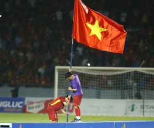 Xúc động hình ảnh cầu thủ nữ Việt Nam cắm cờ Tổ quốc trên bục nhận huy chương