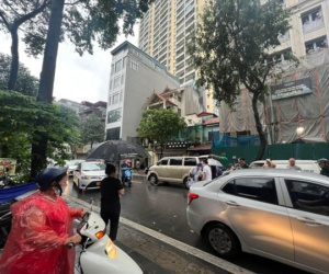 Người đàn ông bị ô tô tông tử vong giữa phố Hà Nội sau khi va chạm với người phụ nữ đi xe ga