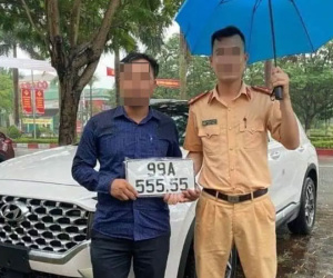 Mua ô tô tặng vợ, người đàn ông bấm trúng biển ngũ quý 5