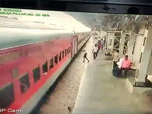Video kinh hoàng cảnh giành giật tính mạng cho người đàn ông bị kéo lê dưới gầm tàu hỏa