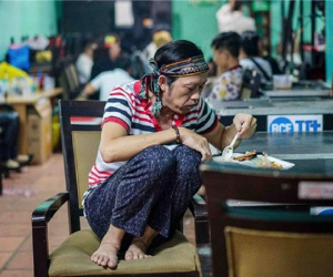 Xôn xao hình ảnh NS Hoài Linh ngồi co hai chân ăn cơm hộp hậu ồn ào từ thiện, sự thật là gì?