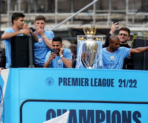 Man City diễu hành ăn mừng chức vô địch Ngoại hạng Anh 2021/22: De Bruyne say bí tỉ, Pep phì phèo điếu xì gà