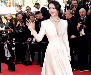 Thang Duy gây sốt khi diện đầm xẻ ngực ở Cannes
