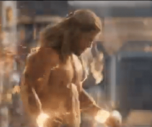 Chris Hemsworth khoả thân, khoe thân hình như tạc tượng trong 'Thor: Love and Thunder' khiến fan 'bỏng mắt'