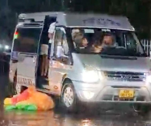 Cái kết 'đắng' vụ tài xế ô tô chở nhóm khách vứt áo mưa 'phất phơ' giữa đường ở Phú Quốc