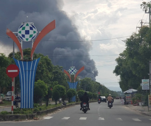 Cháy kinh hoàng tại công ty may, huy động cảnh sát 2 tỉnh thành dập lửa