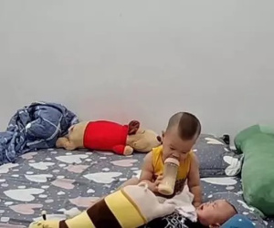Dân tình quắn quéo với hình ảnh bé trai 20 tháng tuổi dỗ em trai 4 tháng uống sữa: Ra dáng anh cả ghê!