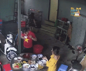 Đang vui vẻ bên mâm cơm, cơn mưa ngang qua bất ngờ quét sạch mọi thứ khiến gia chủ hết hồn bỏ chạy