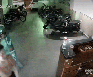 Bị bắt quả tang trộm điện thoại, kẻ gian có hành động bất ngờ khiến CĐM nức nở