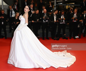 Hương Giang lên đồ lộng lẫy như cô dâu xuất hiện tại LHP Cannes, lọt ống kính quốc tế, Lý Nhã Kỳ nói gì?
