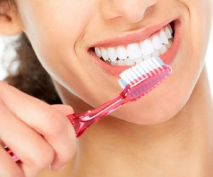 Đánh răng trước hay sau khi ăn sáng là tốt nhất?