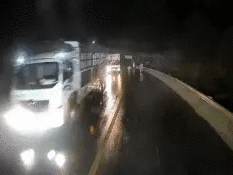Bị đèn pha ngược chiều gây 'mù tạm thời', tài xế ô tô lao luôn vào hiện trường tai nạn