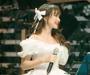 Bị tiết lộ cát-xê đến hàng tỷ đồng, Hòa Minzy phản ứng ra sao?