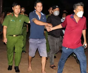 Cảnh sát phá khóa cửa, bắt thanh niên dùng bình ga mini khò lửa hủy ma túy