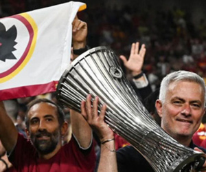 Mourinho rớt nước mắt khi vô địch Conference League, hứa ở lại Roma