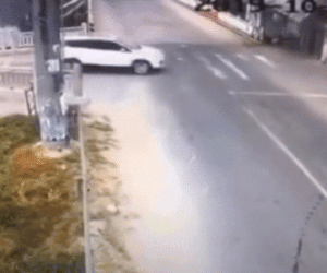 Video tai nạn hy hữu: Hai ô tô tông nhau làm sập cả căn nhà hai tầng