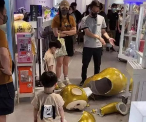 Cậu bé làm vỡ bức tượng đồ chơi khiến bố phải bồi thường 100 triệu, 2 ngày sau cửa hàng 'quay xe' xin lỗi và trả lại tiền