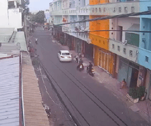 CLIP: Kịch tính Công an Bình Dương vây bắt cặp nam nữ ôm 1 kg ma túy