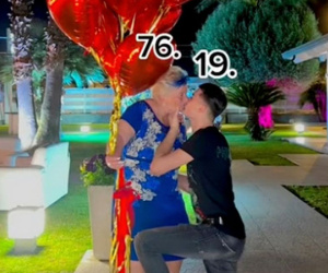Thiếu niên 19 tuổi cầu hôn 'bạn gái' đã tròn 76 khiến dân mạng choáng ngợp: 'Đủ tuổi để thành bà nội anh rồi'