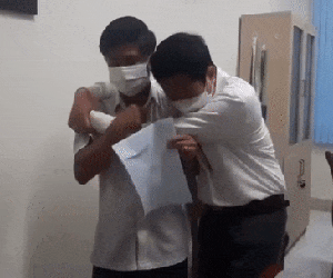 CLIP: Giám đốc CDC Đắk Lắk ôm nhân viên khóc nức nở
