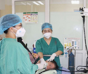 Nôn ra máu, tụt huyết áp do tự ý uống thuốc giảm đau