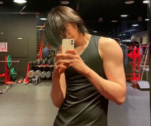 Lee Jong Suk gây choáng với ngoại hình khác lạ, netizen nhận mãi không ra