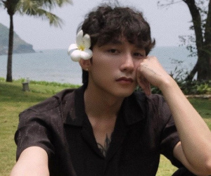 Sơn Tùng M-TP đăng loạt ảnh đi biển cài hoa lên tóc, netizen liền vào đoán ngụ ý của 'Sếp'