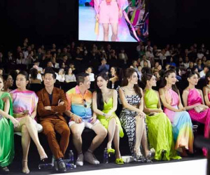 Bức ảnh hiếm hoi chồng Đoàn Di Băng 'đối đầu' chồng Phan Như Thảo ngay trong show thời trang