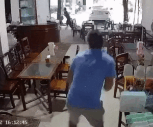 Clip: Xế sang đạp nhầm chân ga, lao như tên bắn vào nhà hàng