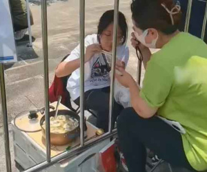 Xúc động hình ảnh ông bố vượt 200km tới cổng trường chỉ để nấu canh cho con gái