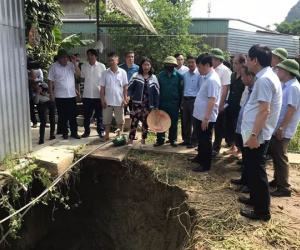 'Hố tử thần' xuất hiện hàng loạt: Hàng trăm người kéo vào công ty khai thác khoáng sản