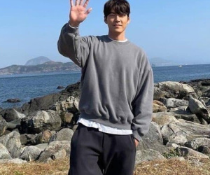 Kim Woo Bin tung ảnh mới hậu nghi vấn sắp kết hôn, nhan sắc 'cực phẩm', chỉ một nụ cười làm bừng sáng cả trường quay