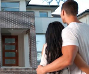Có 2 tỷ nên mua chung cư hay gửi tiết kiệm lấy lãi rồi thuê nhà?
