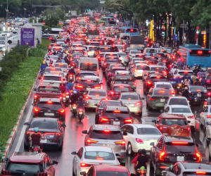 Phố Hà Nội thành sông, nghìn phương tiện chôn chân nhìn nước rút