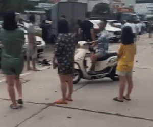 Clip: Hiện trường tan hoang vụ xe bán tải tông hàng loạt ô tô trong khu đô thị