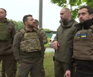 Video: TT Zelensky xuất hiện hiếm hoi trong lần thăm binh sĩ Ukraine ở Kharkiv