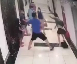 Gã đàn ông 'tung đòn' với một phụ nữ khi ra cửa thang máy ở Hà Nội
